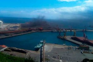 Una nube de polvo de carbón procedente de El Musel cubrió la zona oeste de Gijón