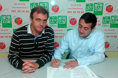 David Díaz y Dacio Alonso, presidente de UCE, firmaron el Pacto para la mejora de de la protección de la ciudadanía en su condición de consumidora y usuaria