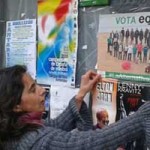 Una solitaria pega carteles minúsculos frente al grandonismo del marketing de otros