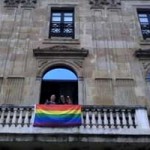 La bandera Arco Iris luce por primera vez en el balcón del Ayuntamiento de Gijón