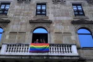 La bandera Arco Iris luce por primera vez en el balcón del Ayuntamiento de Gijón