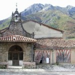 Capilla de Soto de Agues. Al lado, el antiguo aserradero comunal, hoy convertido en cochera particular.