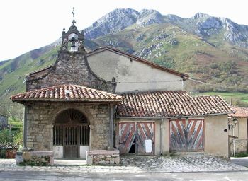 Capilla de Soto de Agues. Al lado, el antiguo aserradero comunal, hoy convertido en cochera particular.