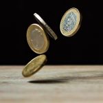 monedas cayendo